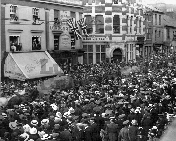 1/5th Bedfords leave for Gallipoli