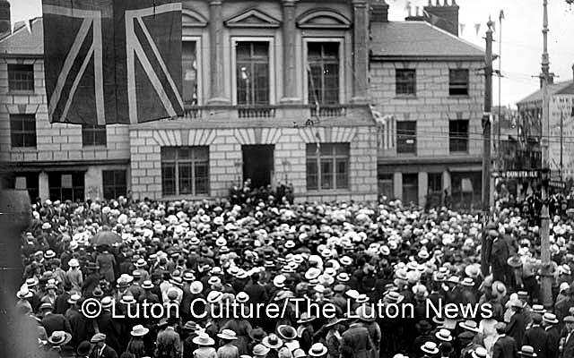 Peace Day evening crowd